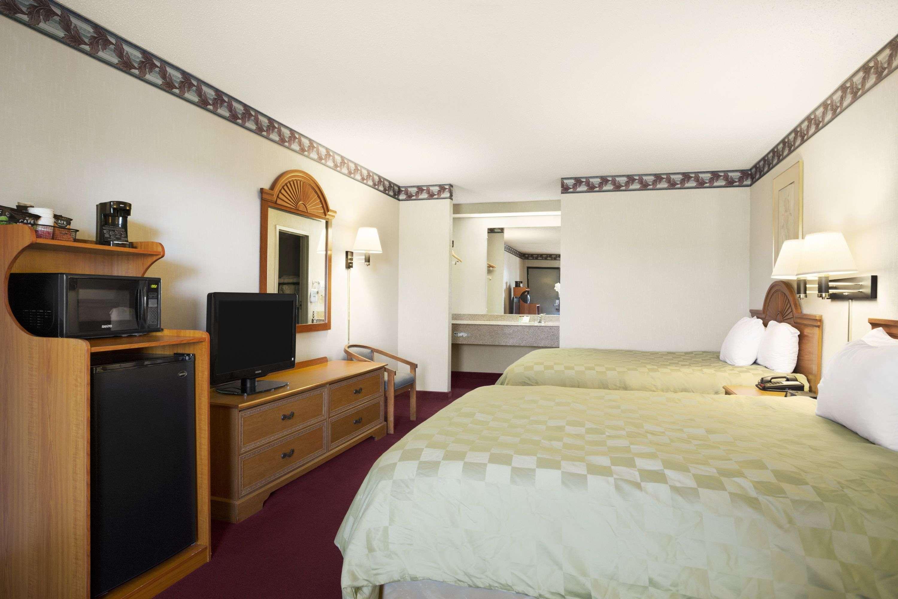 Ramada By Wyndham Batesville Exterior photo