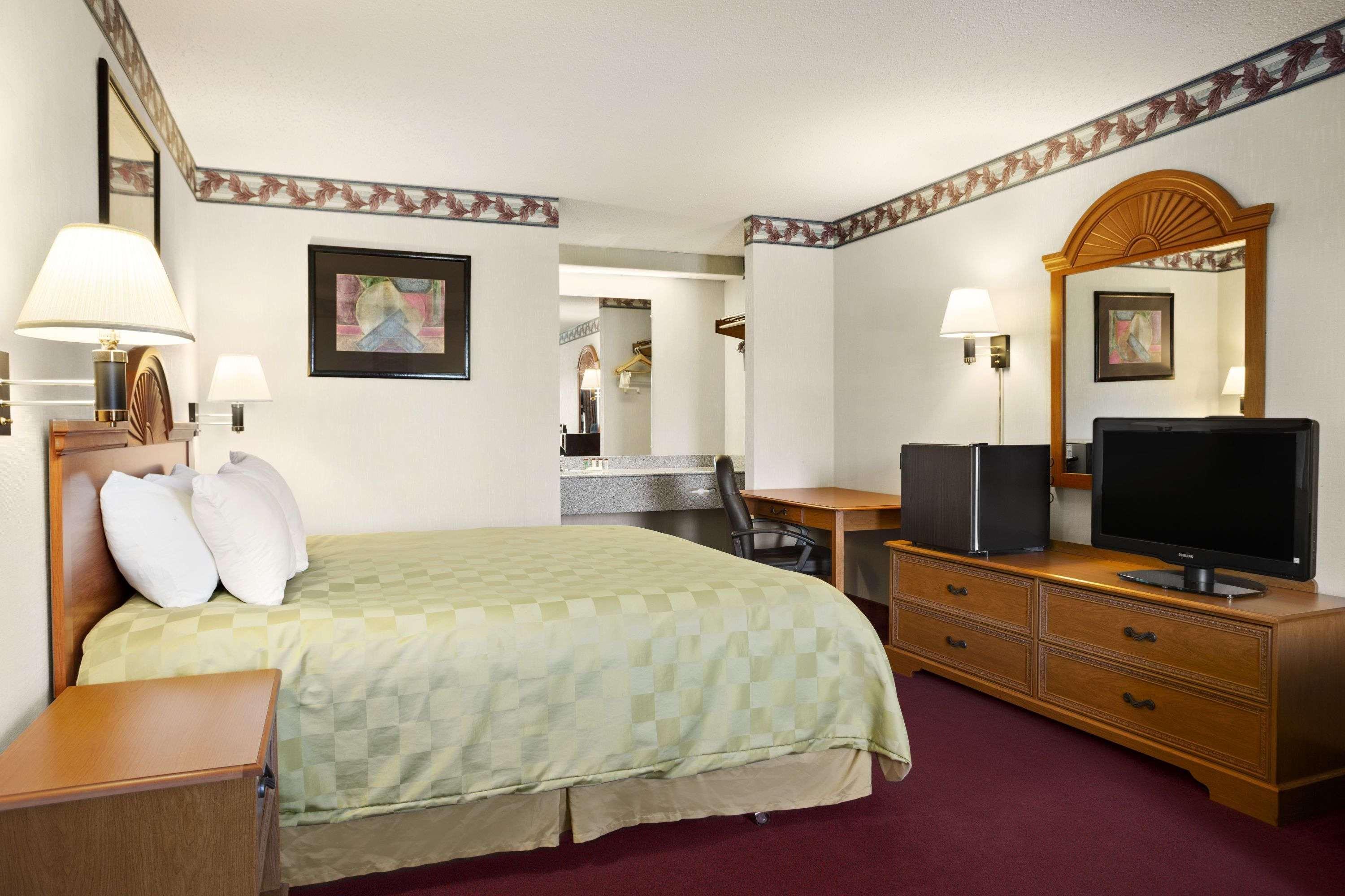 Ramada By Wyndham Batesville Exterior photo