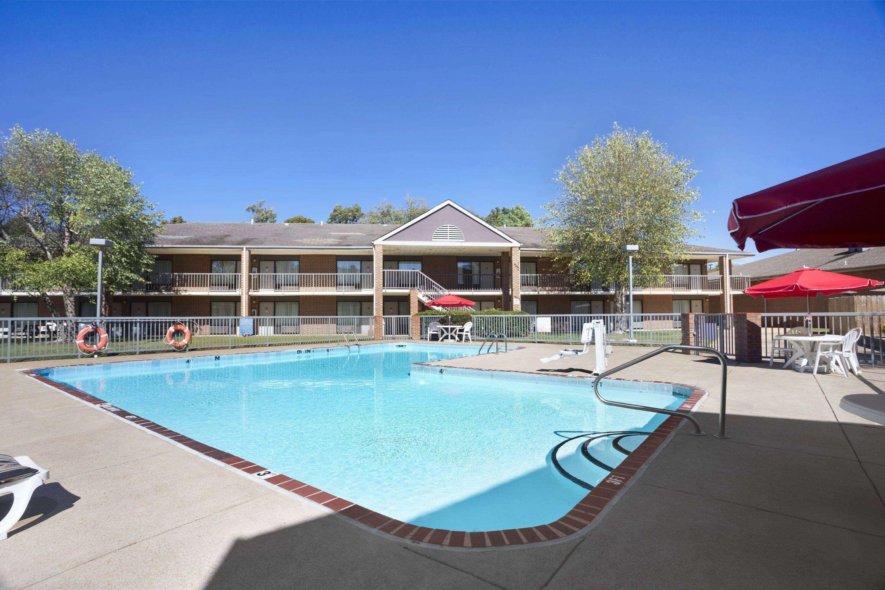 Ramada By Wyndham Batesville Exterior photo