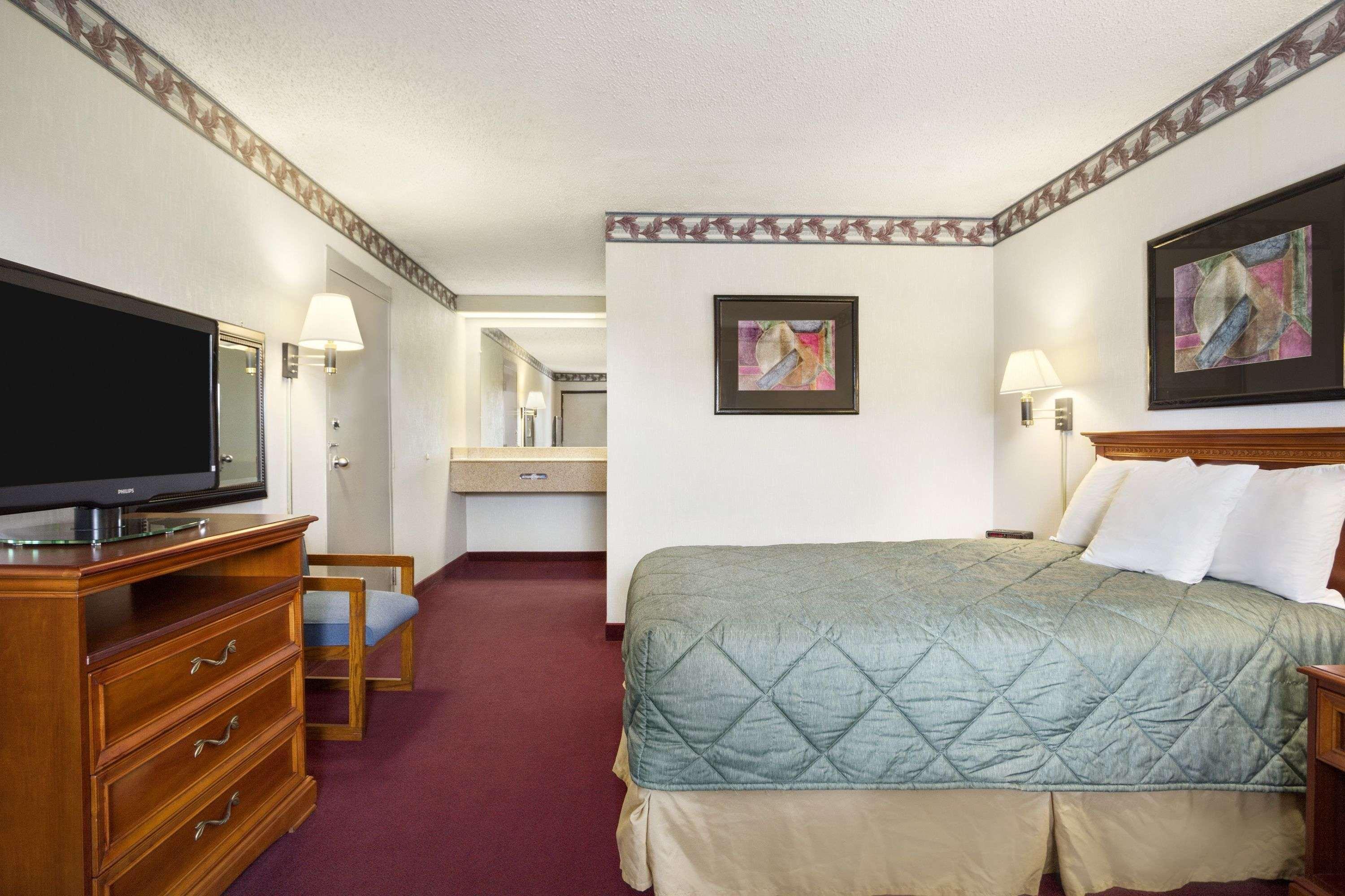 Ramada By Wyndham Batesville Exterior photo